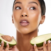 I cibi “amici” della pelle cosa mangiare per un aspetto sano e luminoso